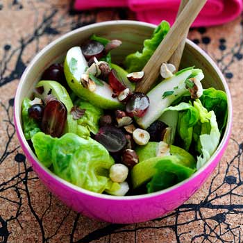 Pæresalat med druer og hasselnødder
