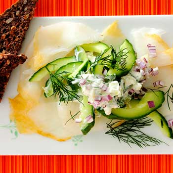 Røget hellefisk med salat og ristet rugbrød