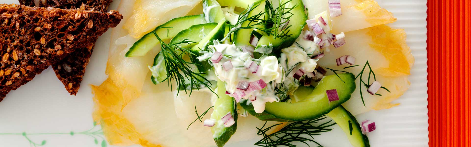 Røget hellefisk med salat og ristet rugbrød