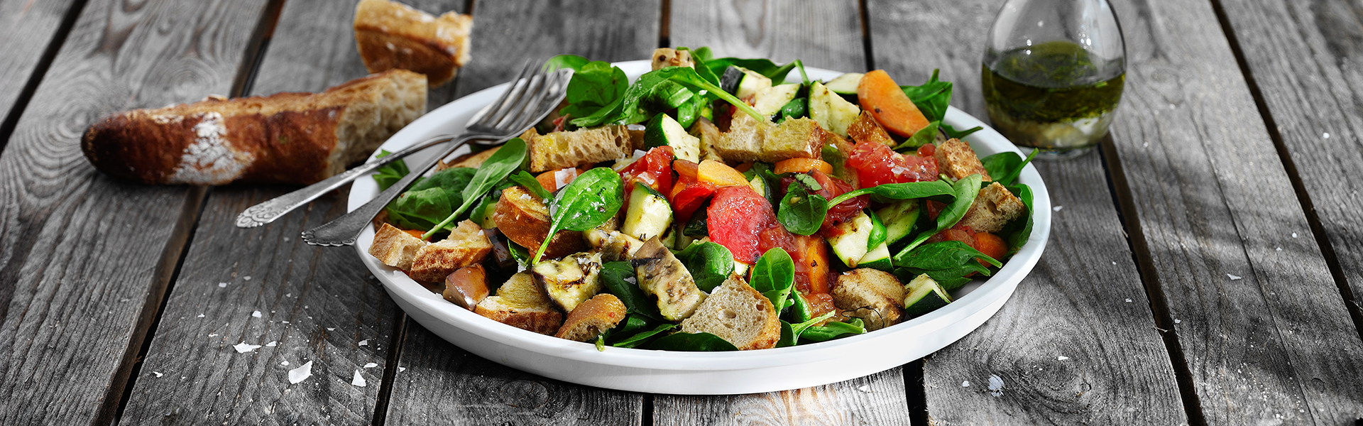 Salat med grillede tomater, auberginer, squash og brød