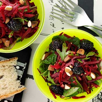 Sprød rødbedesalat med balsamico, honning og brombær