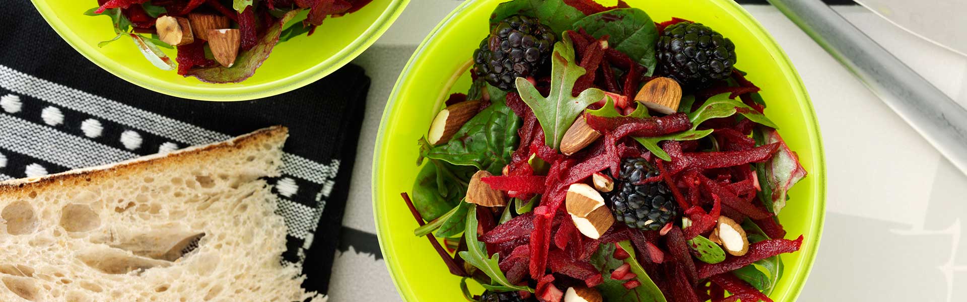 Sprød rødbedesalat med balsamico, honning og brombær