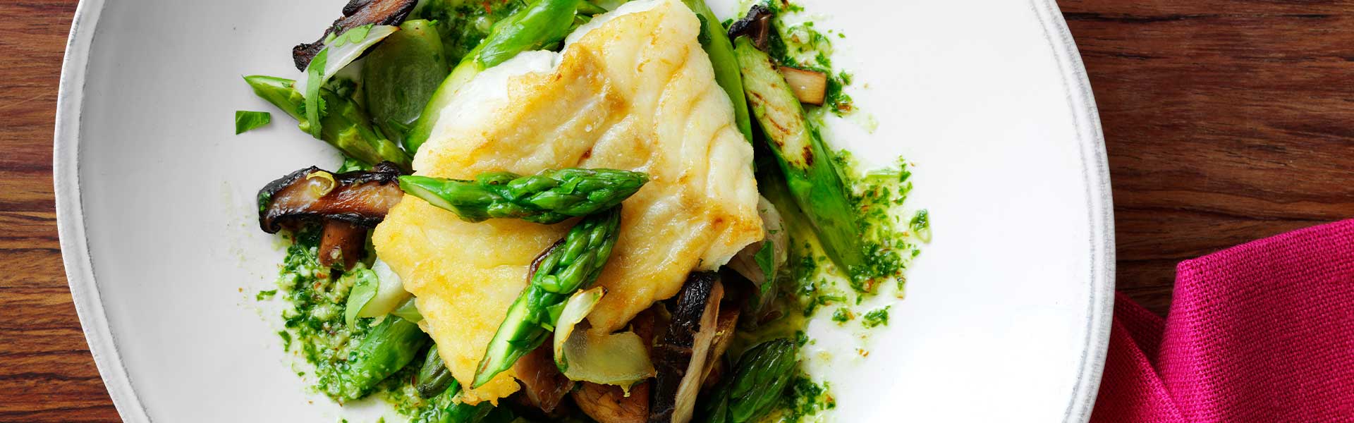 Stegt torsk med basilikumolie og sauté af grønne asparges og svampe