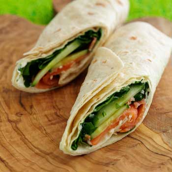 Wraps med røget laks og agurk