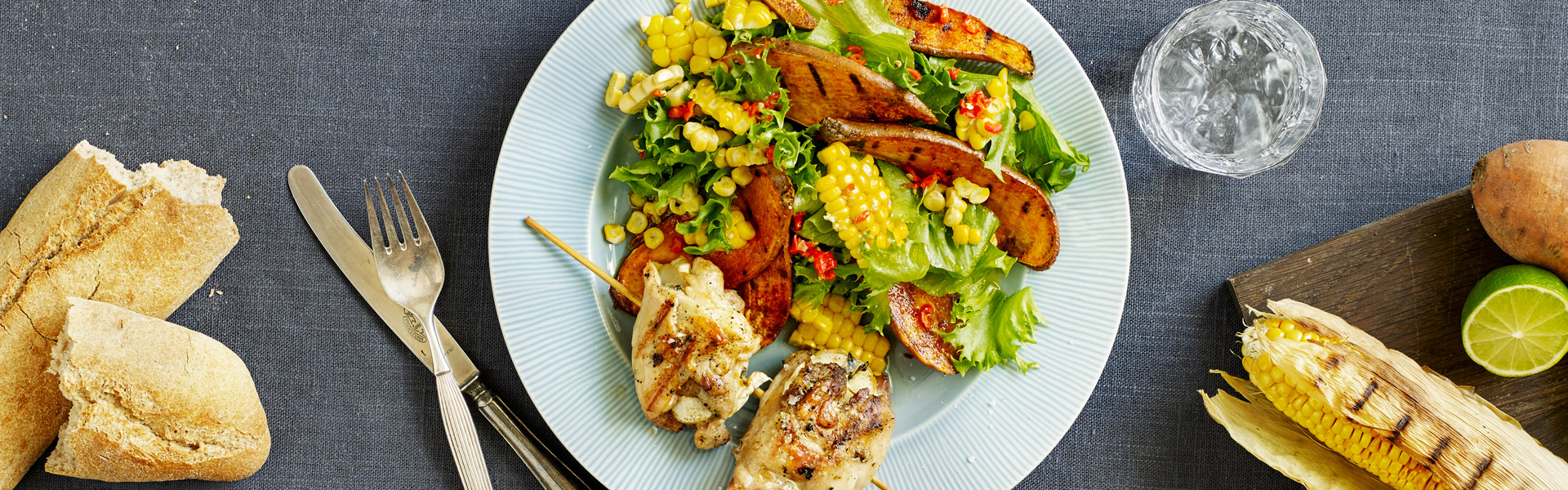 Spyd med kyllingelår og gedeostfyld og grillet sød kartoffelsalat