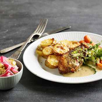 Fasanbryst med ristede kartoffelskiver, grønt, surt og sauce
