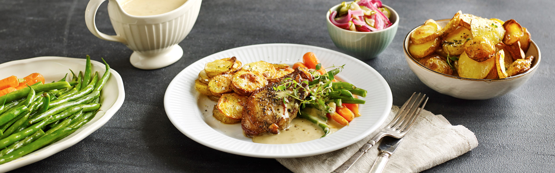 Fasanbryst med ristede kartoffelskiver, grønt, surt og sauce