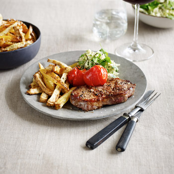 Kalve rib-eye med fritter, bagt tomat og spidskålssalat