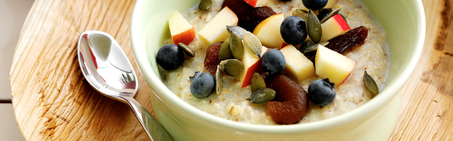 Morgengrød med byggryn, frugt og bær