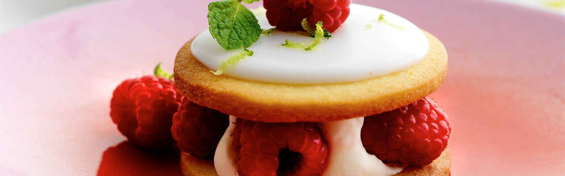 Hindbærmedaljer med kokoscreme