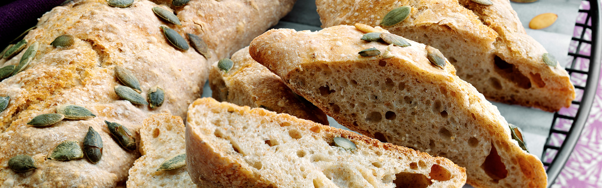 Koldhævet speltbrød med græskarkerner, 3 stk.