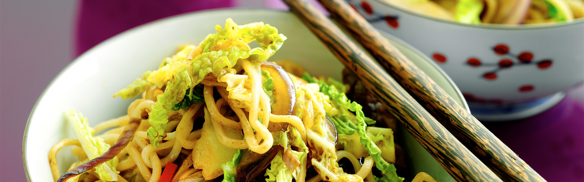 Oksekødswok med svampe, nudler og savojkål