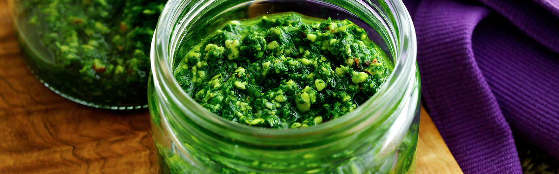 Nem pesto med persille, basilikum, rucola, mandler og parmesan