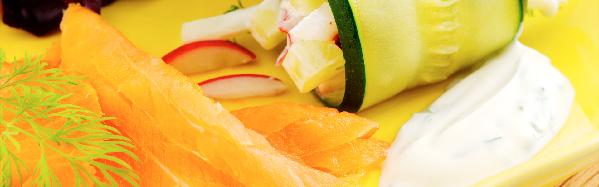 Røget laks med squashruller, salat og dildyoghurt