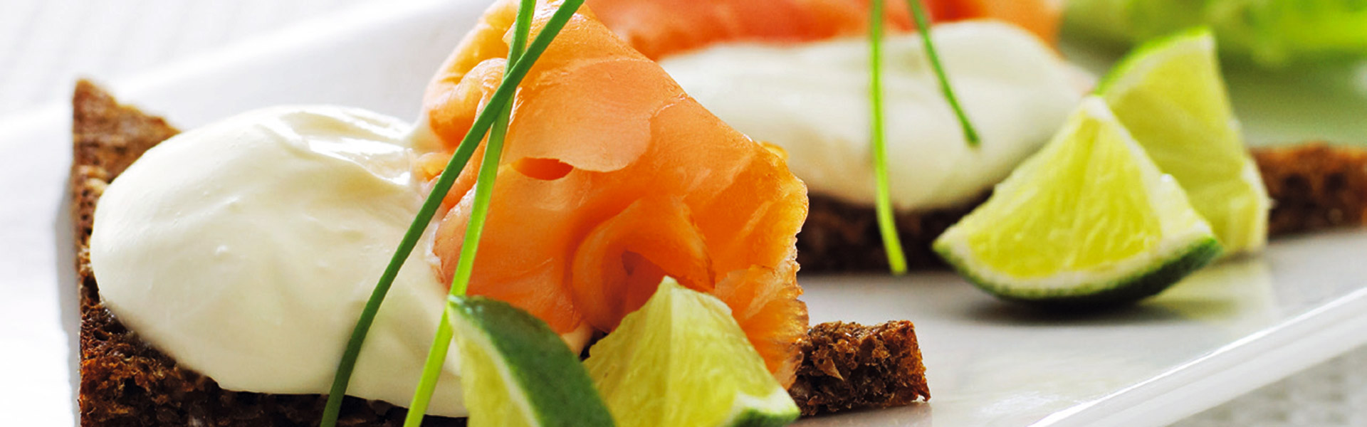 Røget laks med rygeost og salat