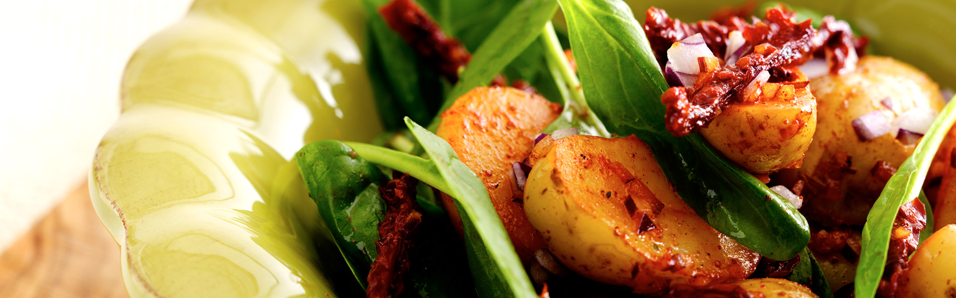 Krydret kartoffelsalat med tandori, spinat og soltørrede tomater