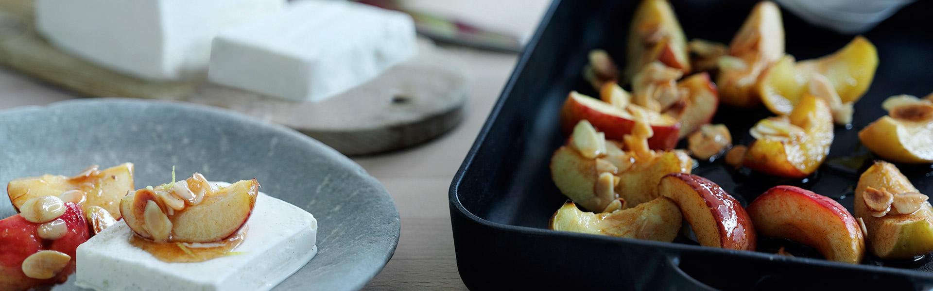 Bagte æbler med kanel og vaniljeis