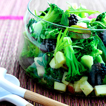 Broccolisalat med æble og brombær