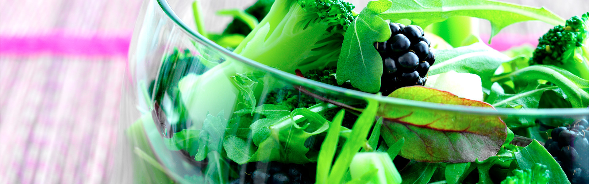 Broccolisalat med æble og brombær