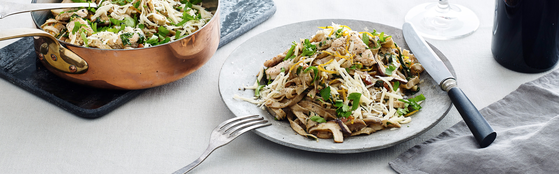 Fettuccine med kalkun, svampe og appelsin-gremolata