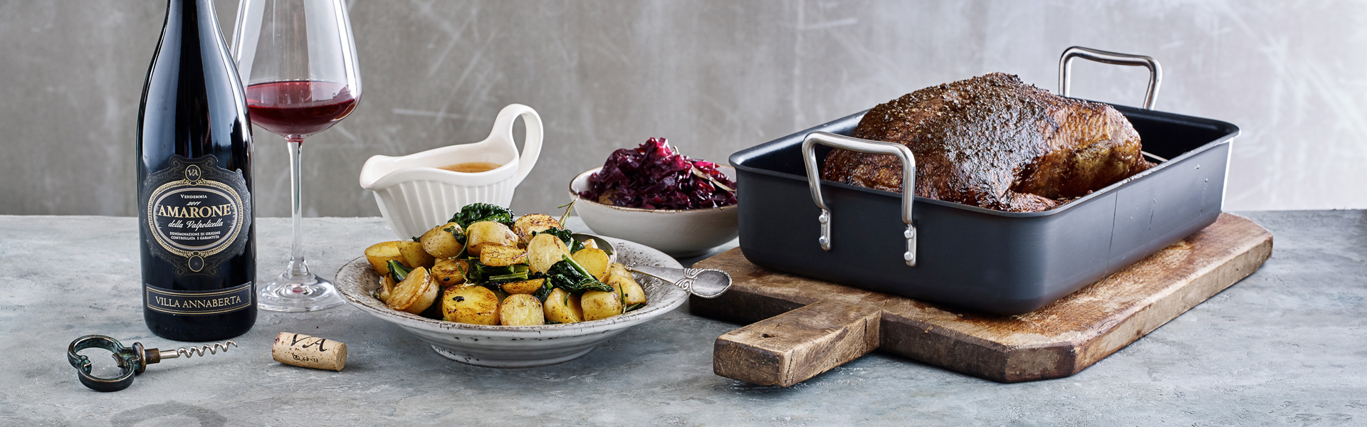 Fyldt and med rødkål, flødesauce og ristede kartofler med palmekål