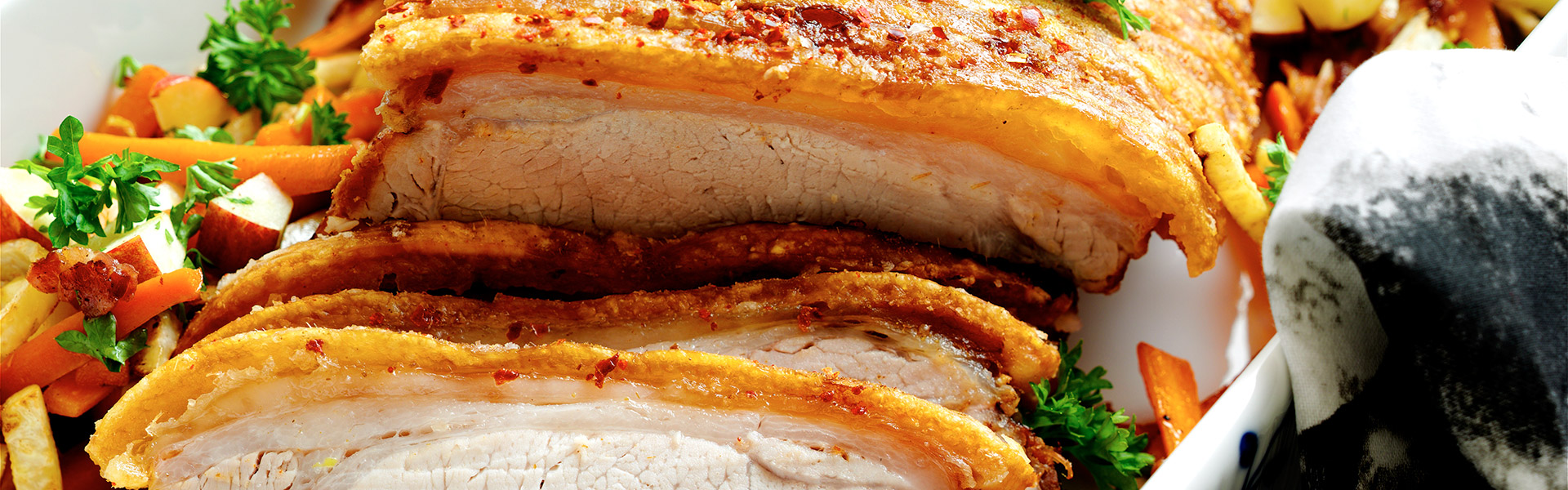 Flæskesteg med chili, timian og bagte rødder