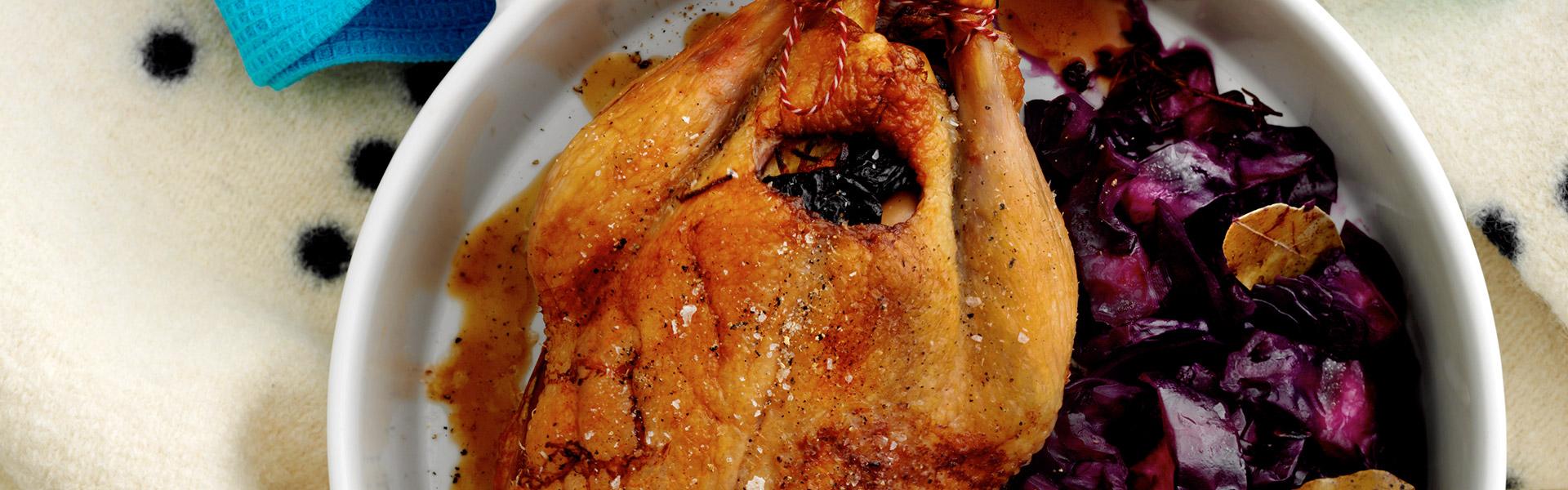 Juleand med sauce og rødkål