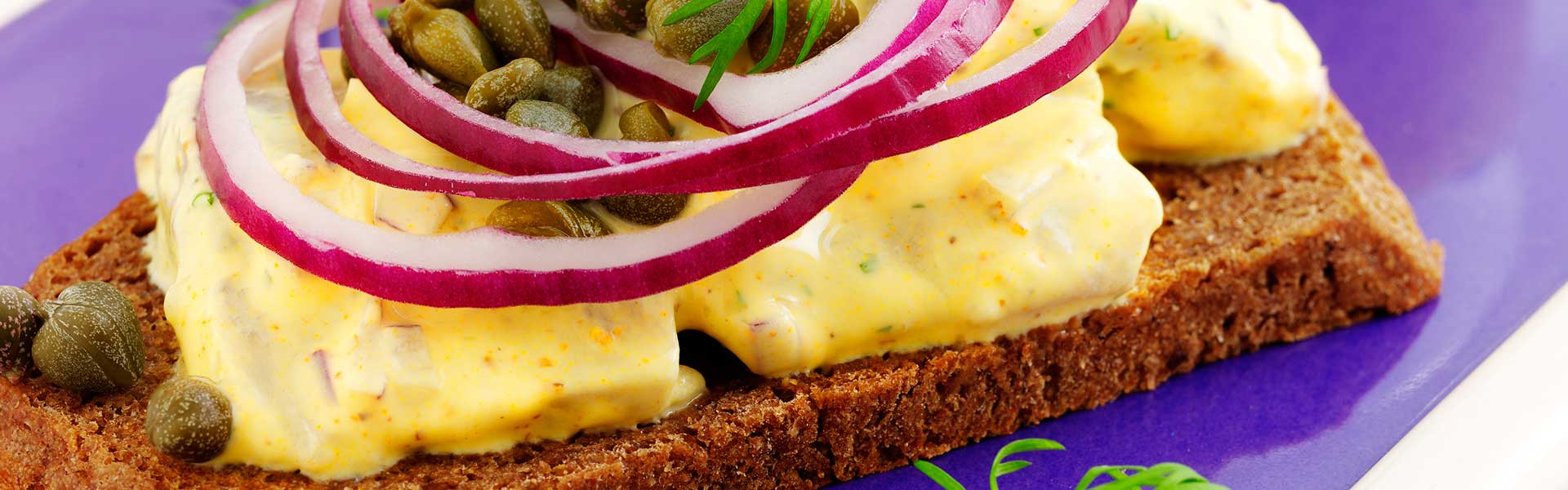 Karrysild med æble, rødløg og kapers