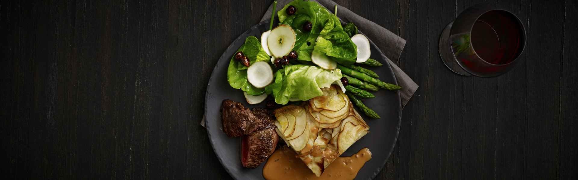 Bisonsteak og pommes Anna med æble og sauce