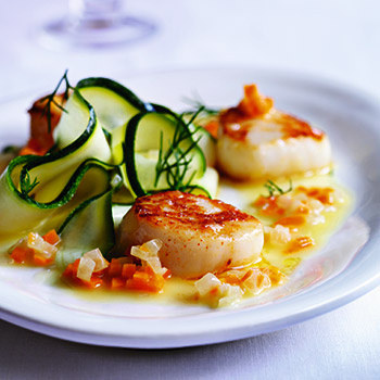 Kammuslinger med hvidvin og squash