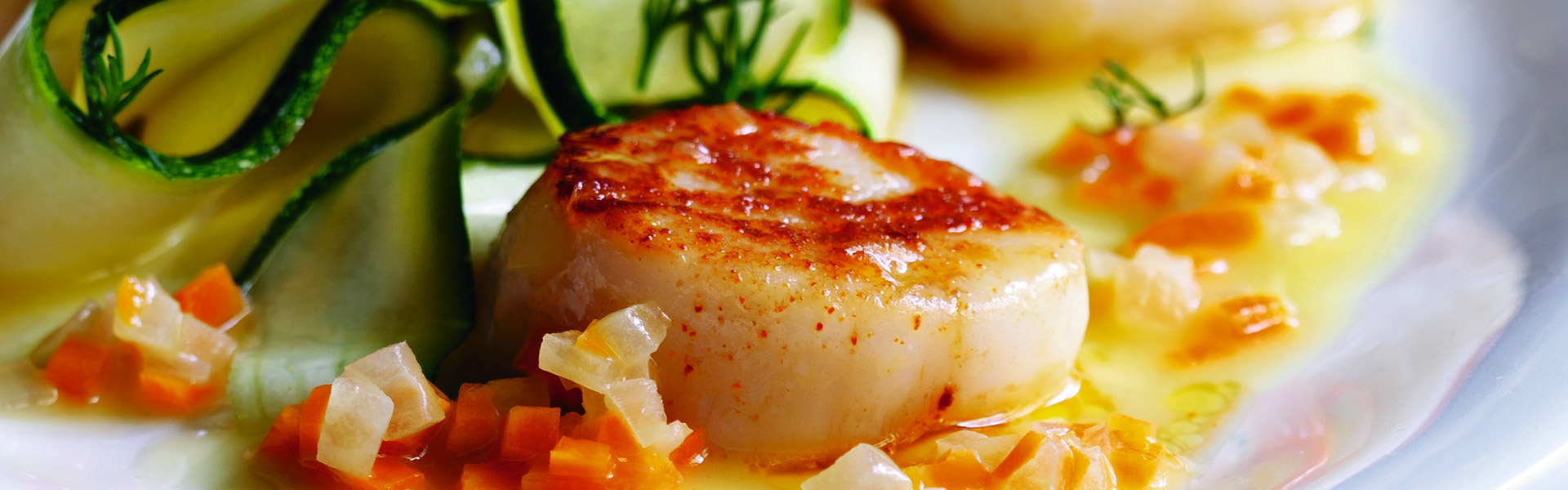 Kammuslinger med hvidvin og squash