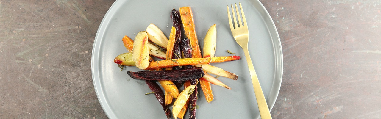 Ovnbagte rodfrugter med citron og rosmarin