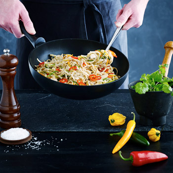 Wok med kylling, nudler og grønt