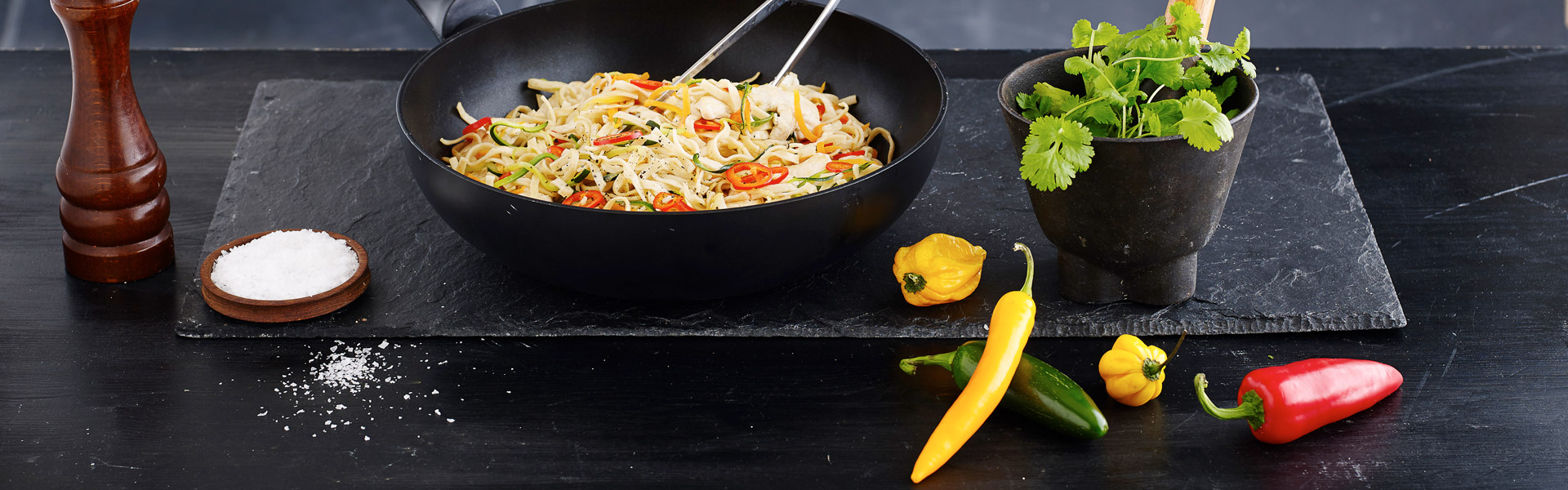 Wok med kylling, nudler og grønt