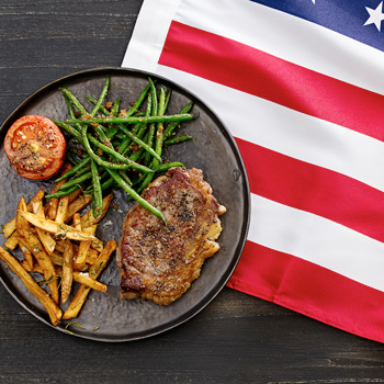 New York Strip steak med pommes frittes og tilbehør