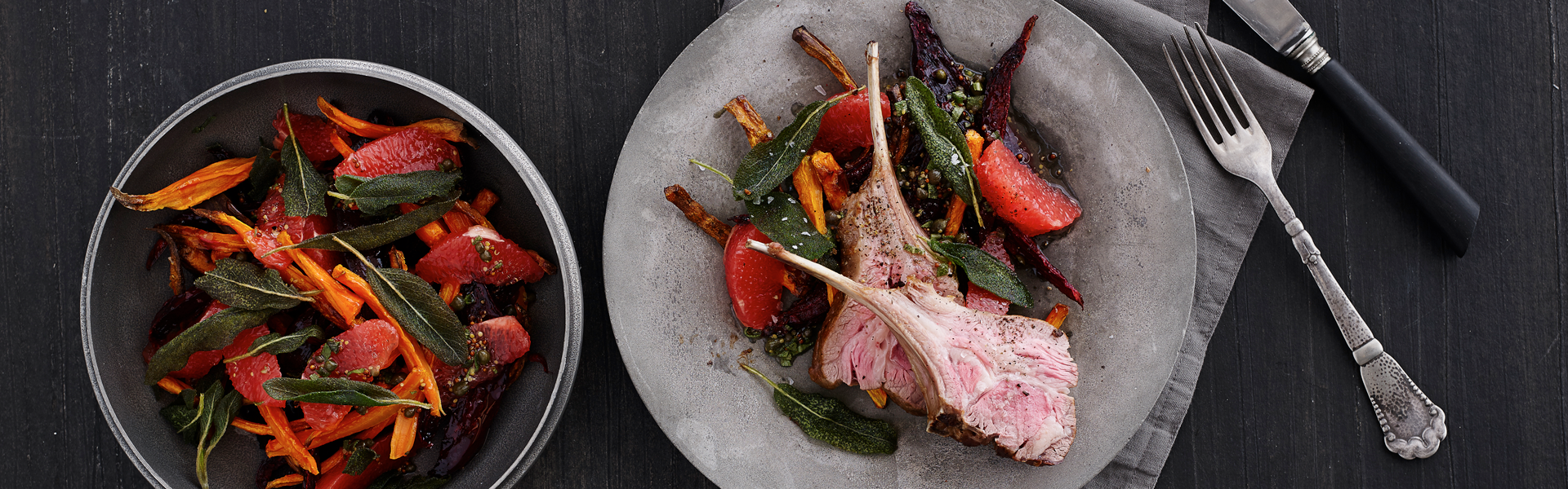 Lam med rødbeder, gulerødder, grape og salvie