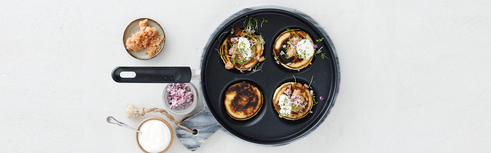 Blinis med rogn, rødløg, purløg og cremefraiche
