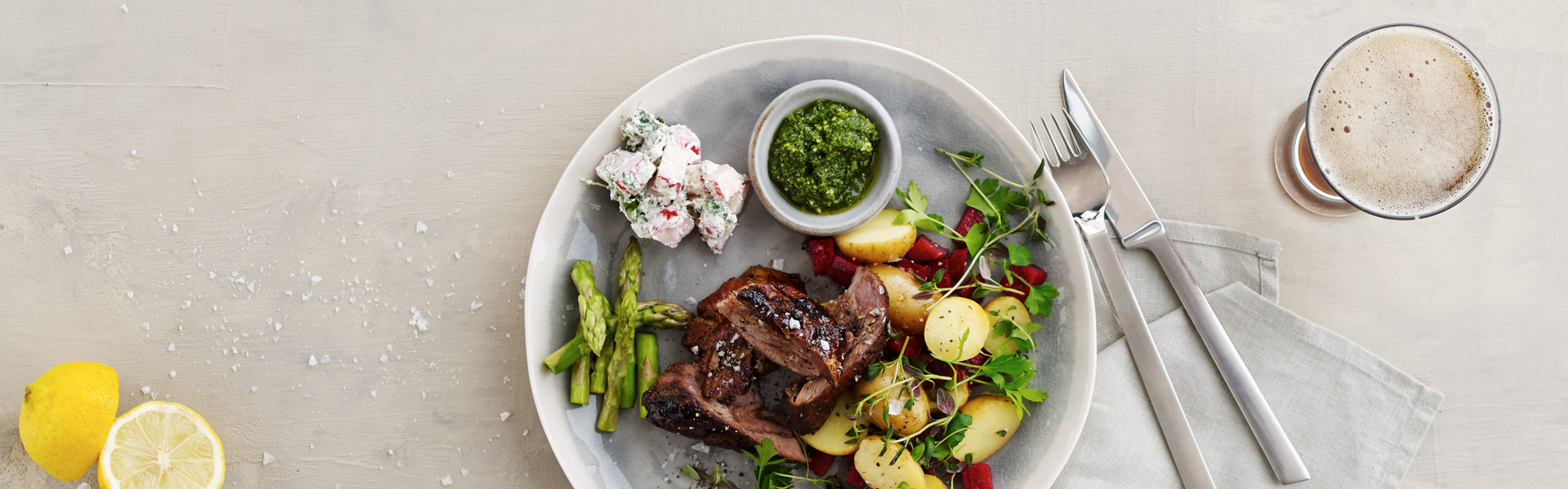 Lam i mørk øl med kartoffelsalat og ramsløgspesto