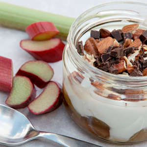 Rabarbertrifli med vaniljeskyr, ristede nødder og chokolade