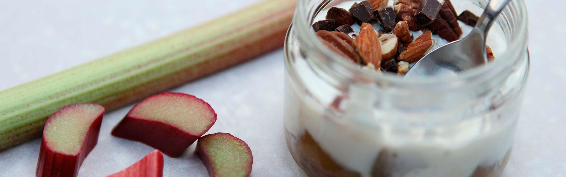 Rabarbertrifli med vaniljeskyr, ristede nødder og chokolade