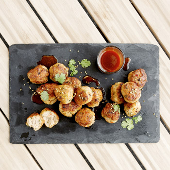Kyllingefrikadeller med krydret dipsauce