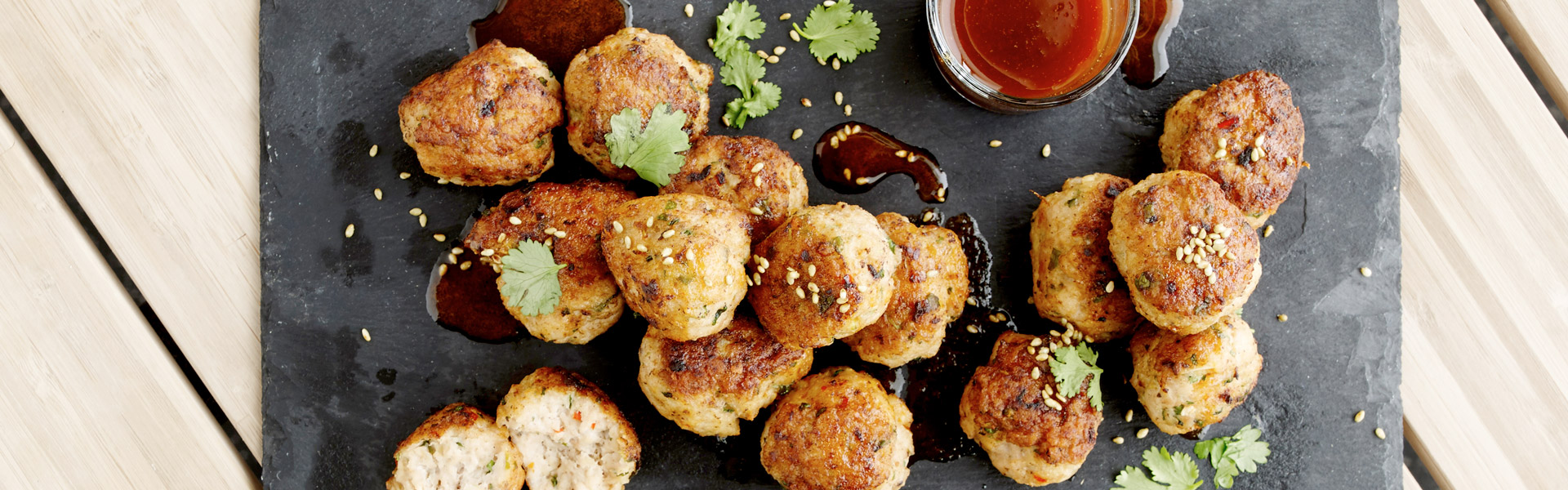 Kyllingefrikadeller med krydret dipsauce