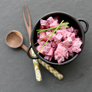 Rødbedesalat med æble, purløg og peberrods dressing