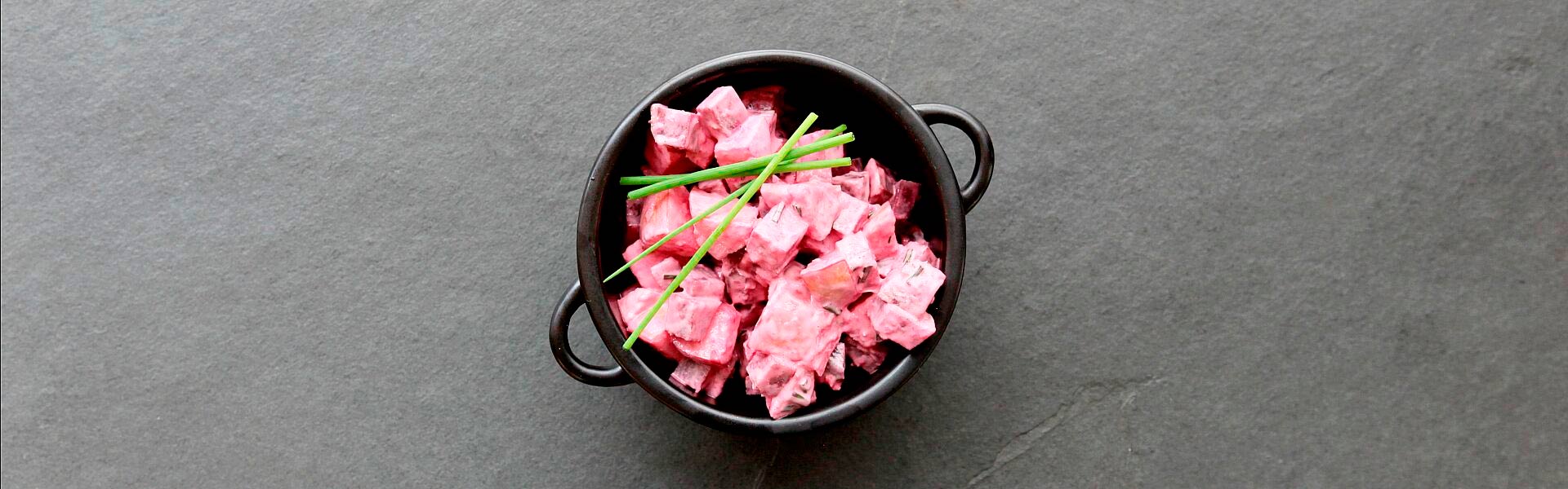 Rødbedesalat med æble, purløg og peberrods dressing