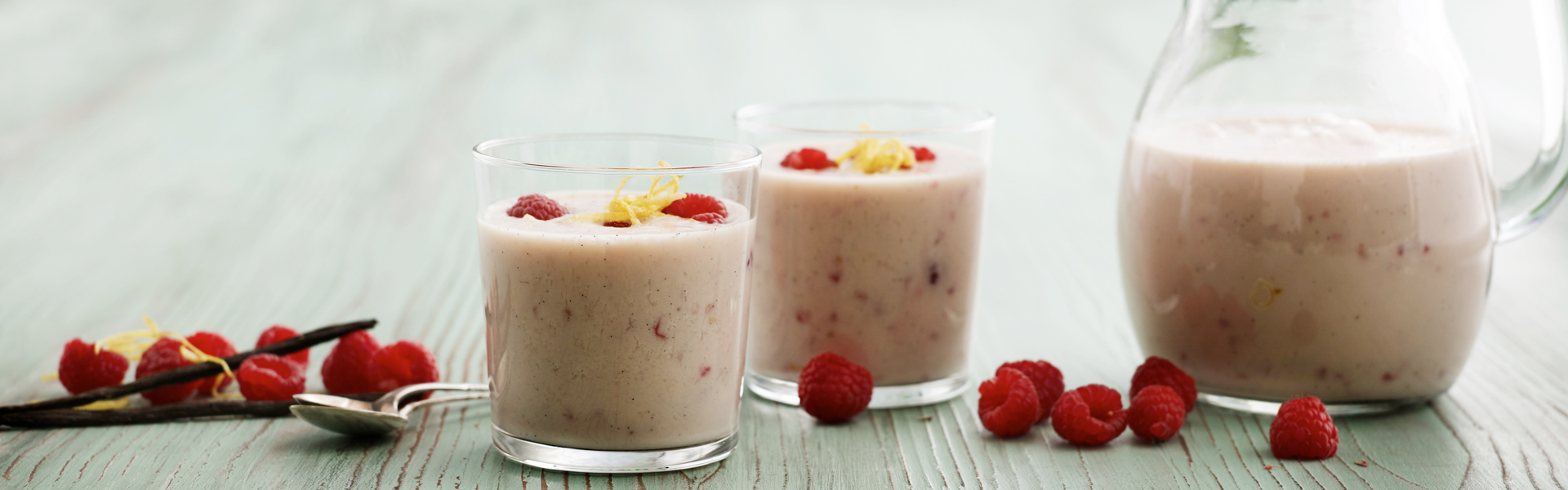 Hindbærkoldskål med vaniljekorn og citronsaft