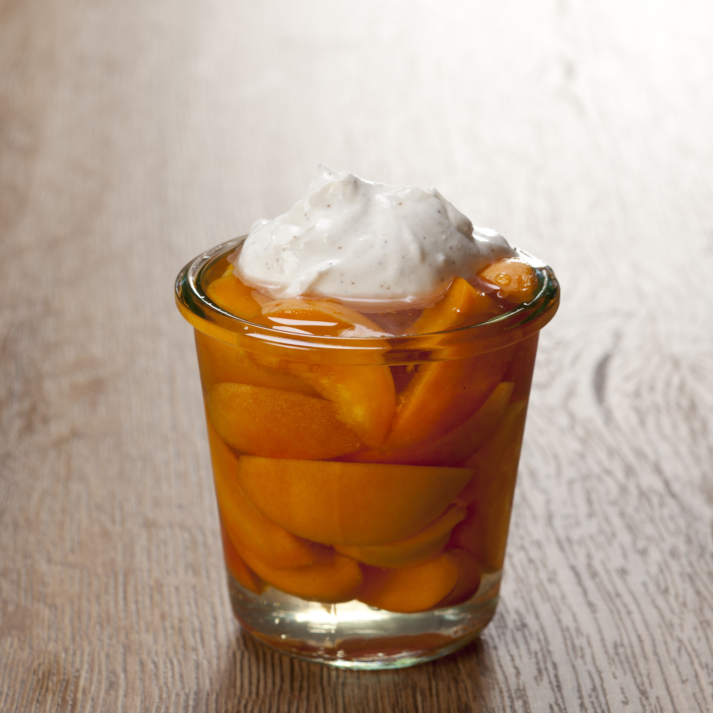 Abrikoser marineret i hyldeblomst og vaniljecreme