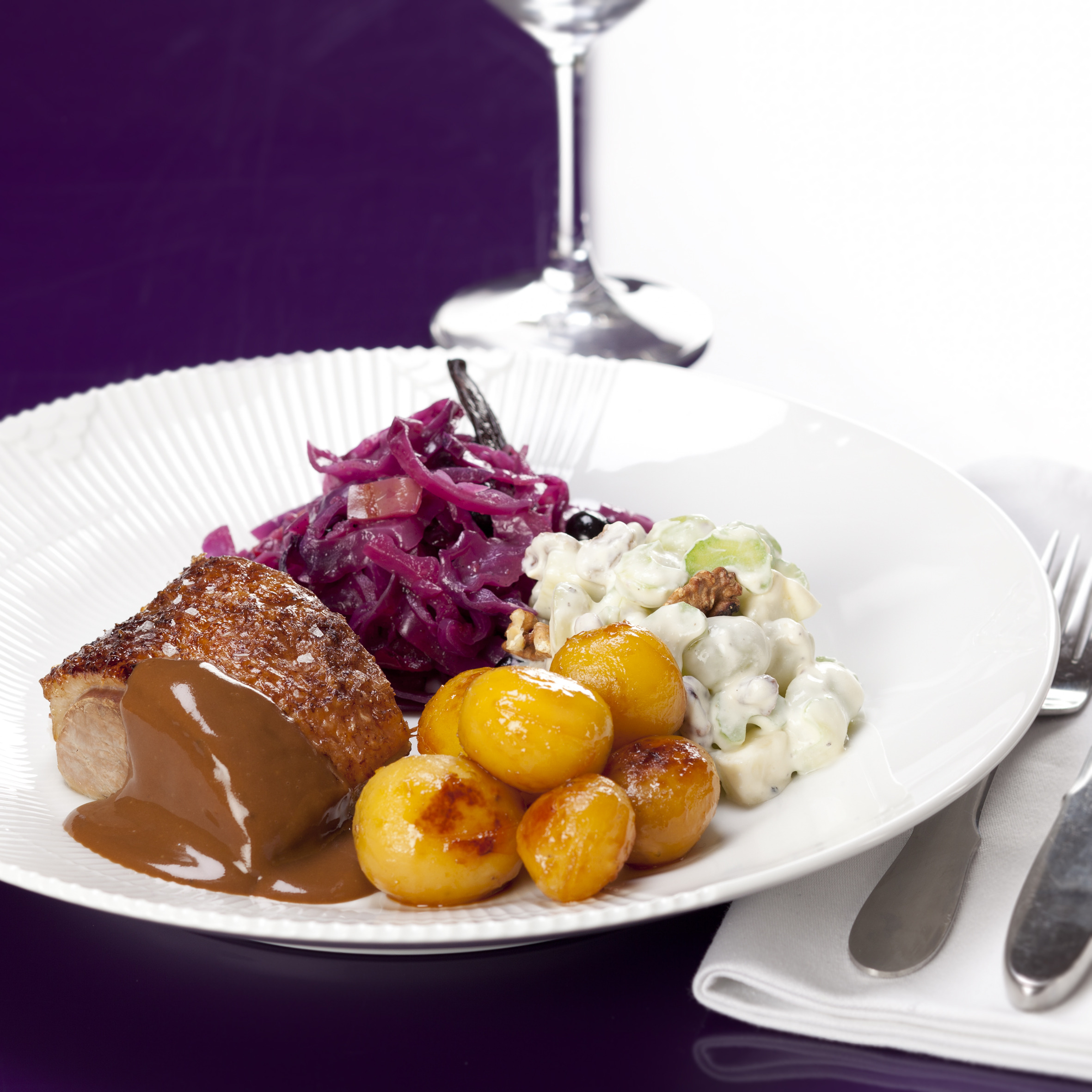 Andesteg med brune kartofler, rødkål og waldorfsalat