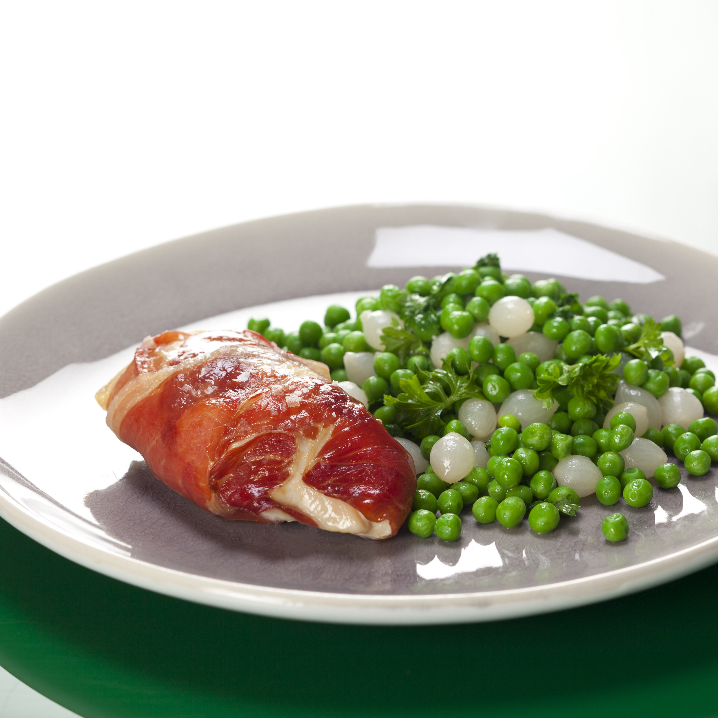 Bagt kylling i salt skinke med franske ærter og ovnbagte kartoffeltern