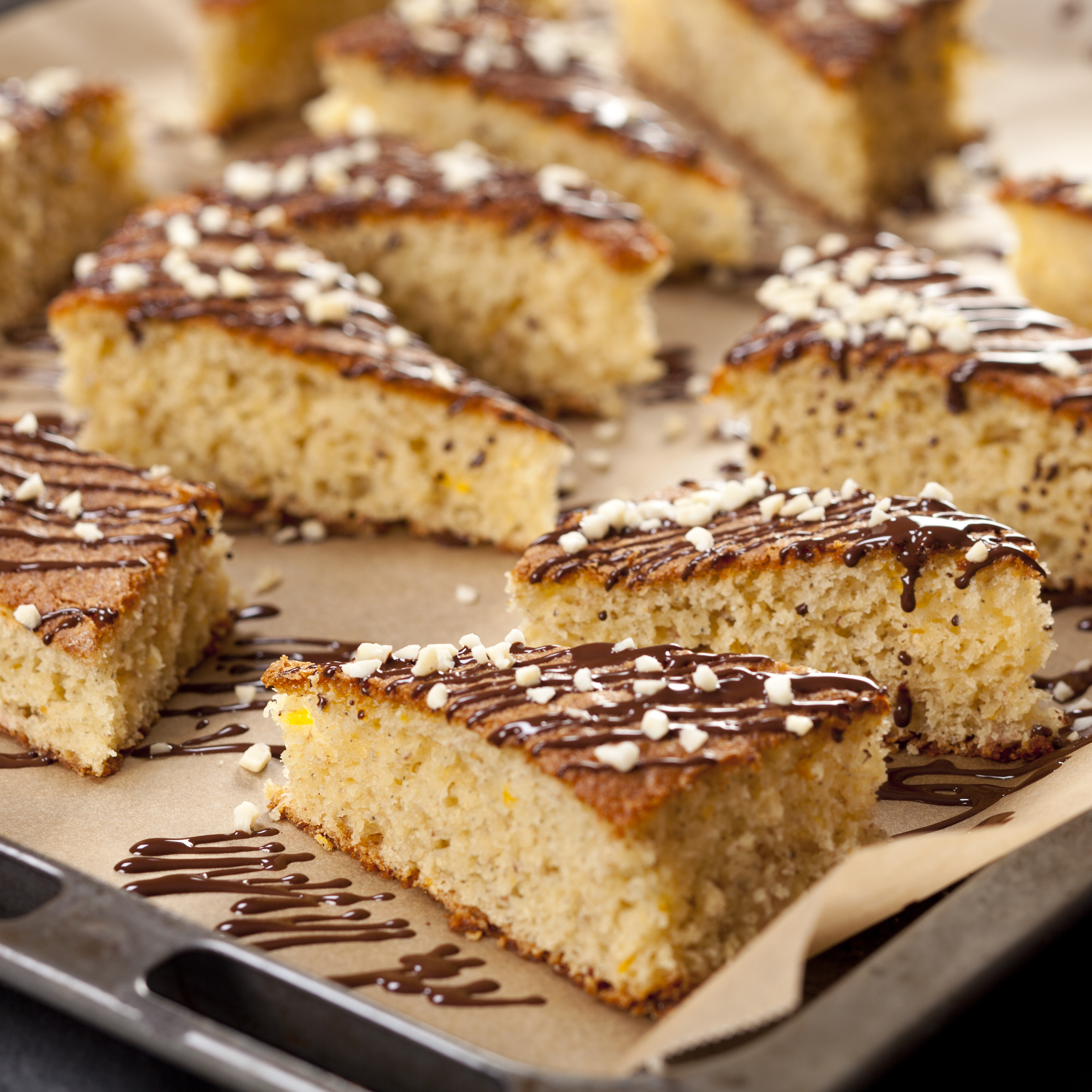 Banankage med appelsin, chokolade og mandler
