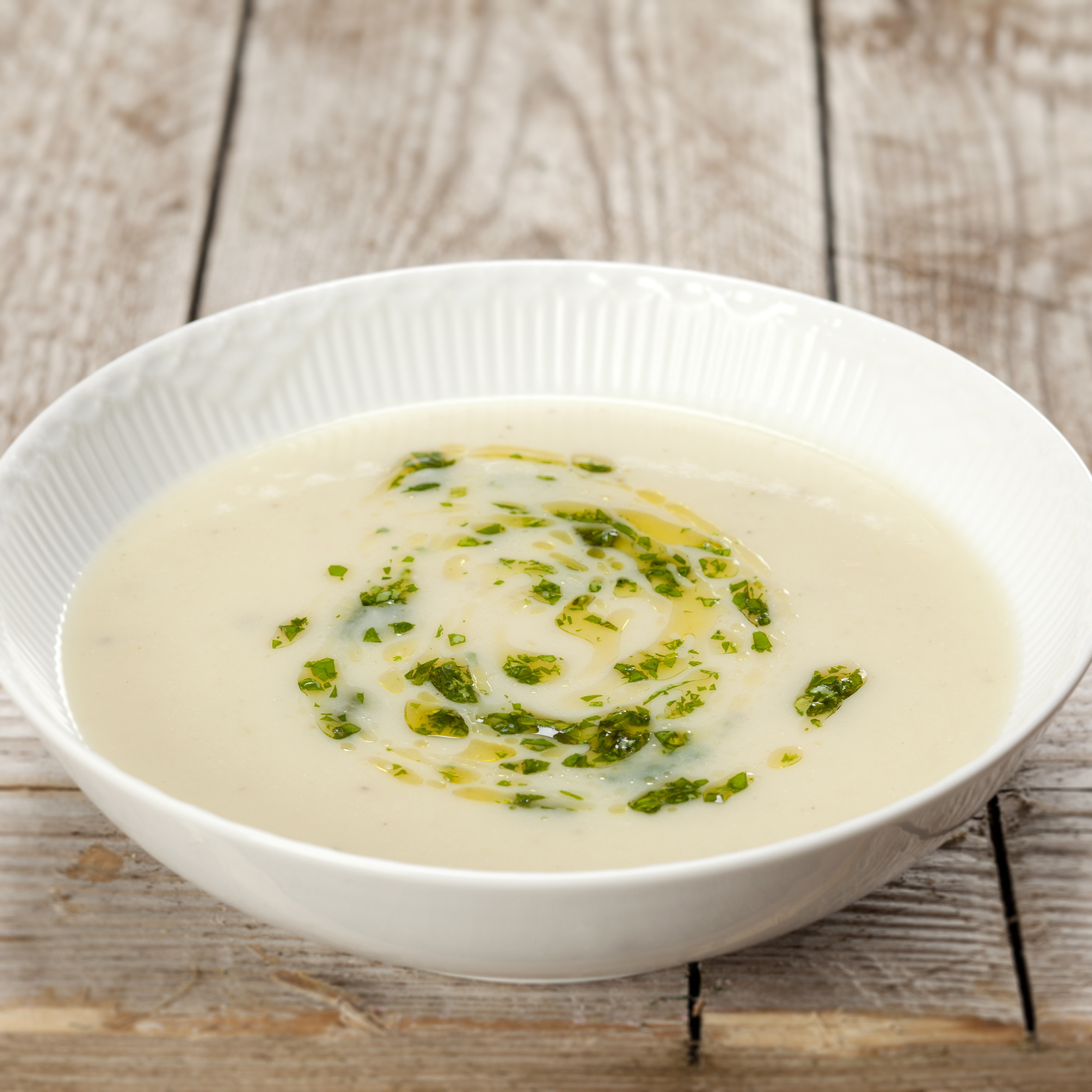 Blomkålssuppe med hvide bønner og persilleolie